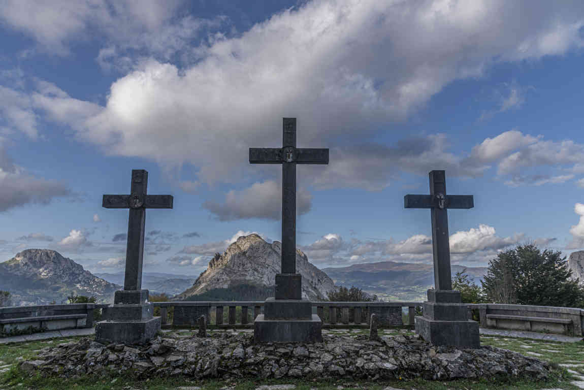 Vizcaya - parque natural de Urkiola 18 - mirador de Las Tres Cruces.jpg